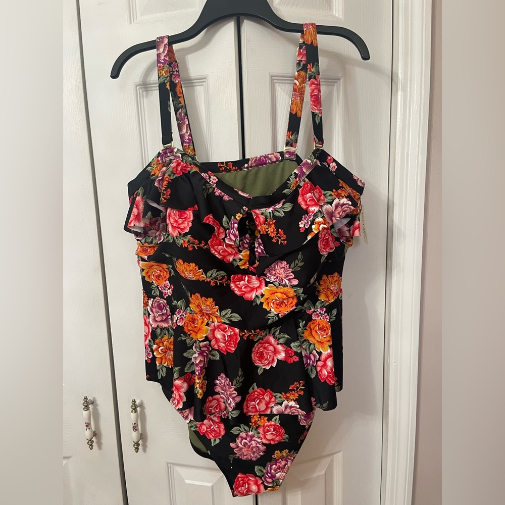 Terra & Sky Woman’s Floral Plus Size 4X Swimsuit 28W-30W